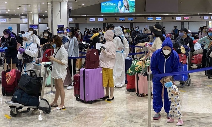 Hơn 240 công dân Việt Nam từ Philippines về nước